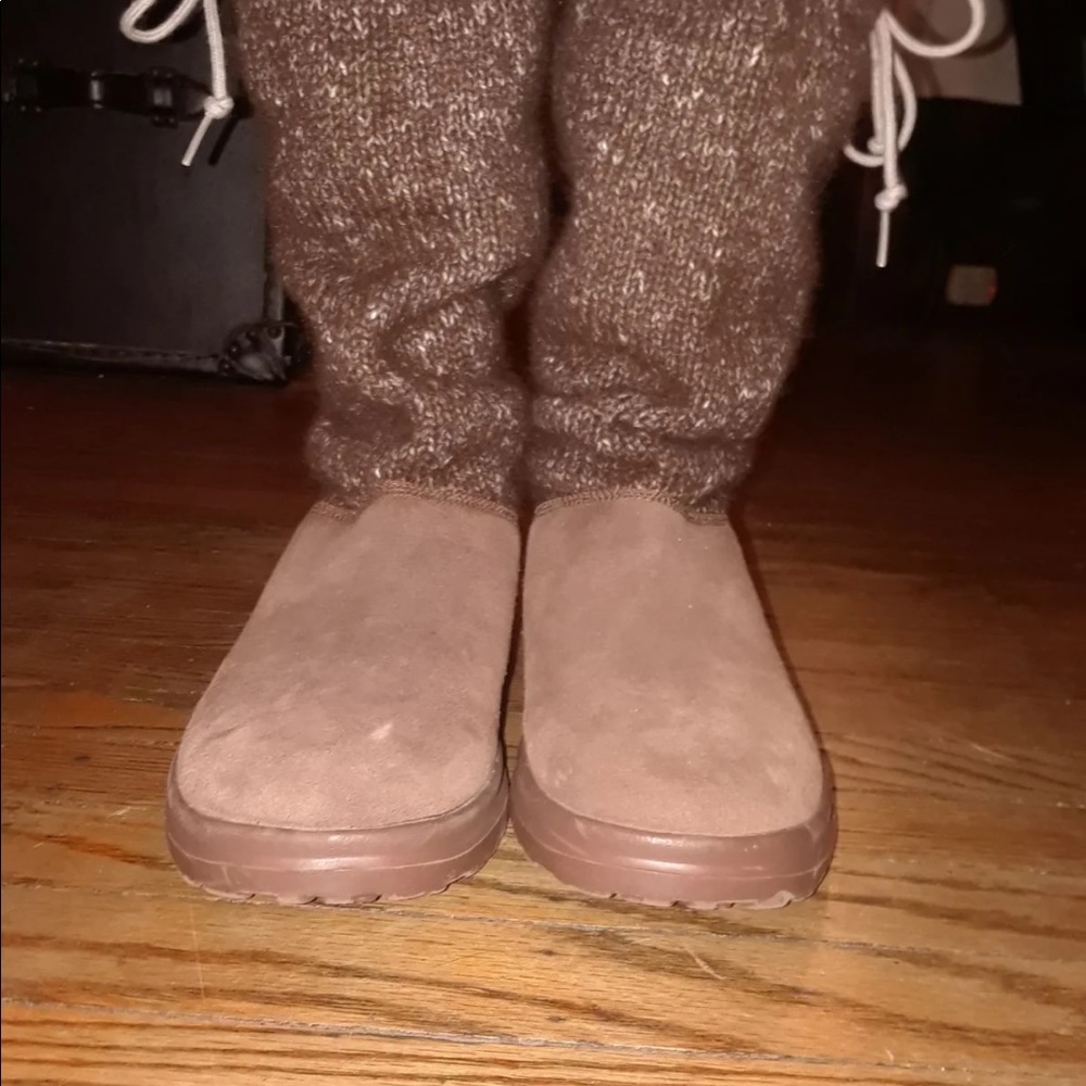 UGGS - Picture 2 of 6